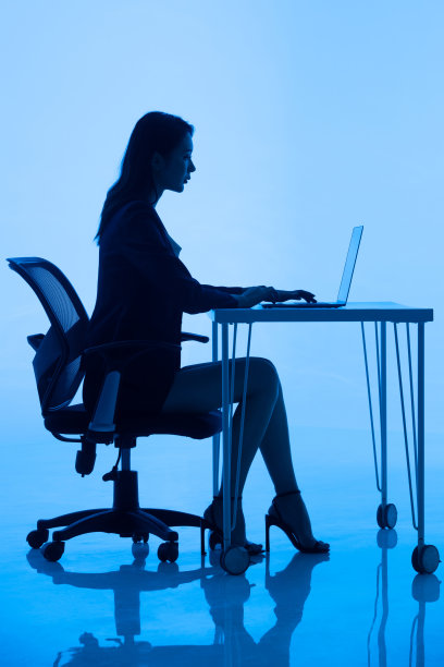 商务女士在办公室使用电脑图片下载