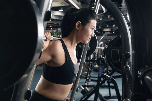 健身房里年轻女子在练习举杠铃图片下载