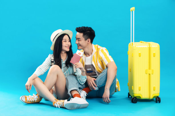 旅途中坐在地上休息的亲密情侣图片下载