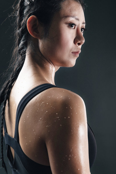 运动健身完的女运动员图片下载