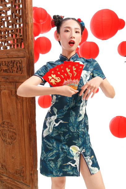 新年拿着红包的快乐女人图片下载