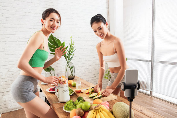 年轻闺蜜在线直播切水果图片下载