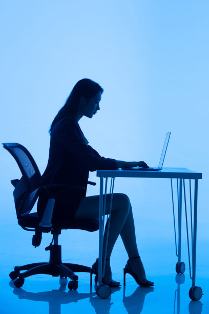 办公室里工作的商务女士图片下载