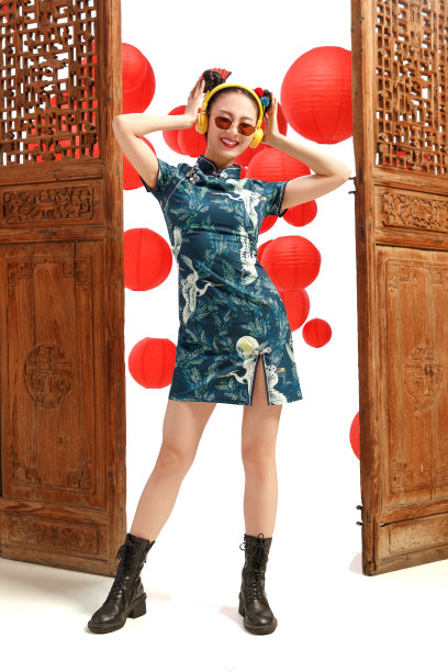 快乐女人听音乐图片下载