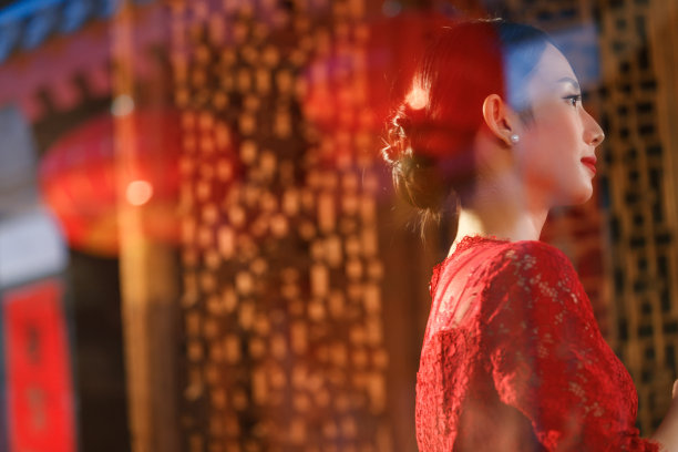 过新年的漂亮女人图片下载