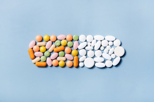 多色药丸摆成胶囊形状图片下载