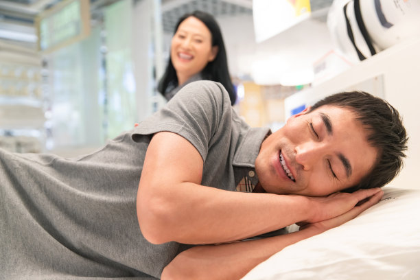 中年夫妇购买床上用品图片下载