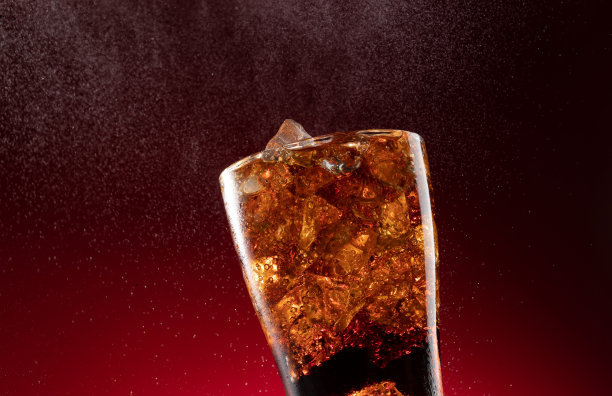 装满冰块的杯装可乐图片下载