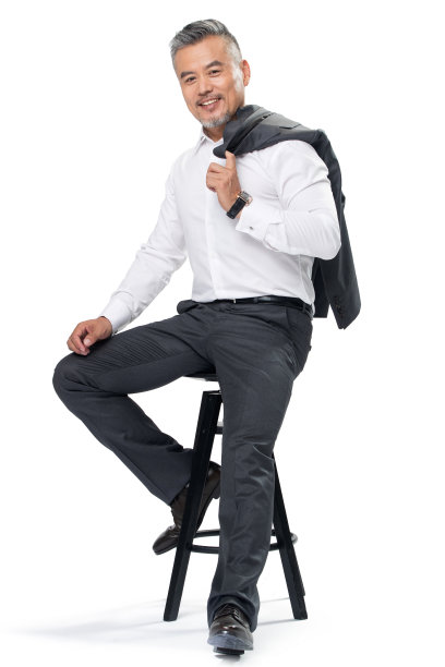 商务中老年男士坐在椅子上图片下载