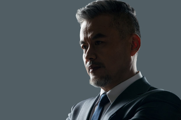 严肃的商务中老年男士图片下载