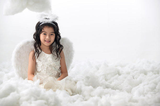 快乐玩耍的小天使图片下载