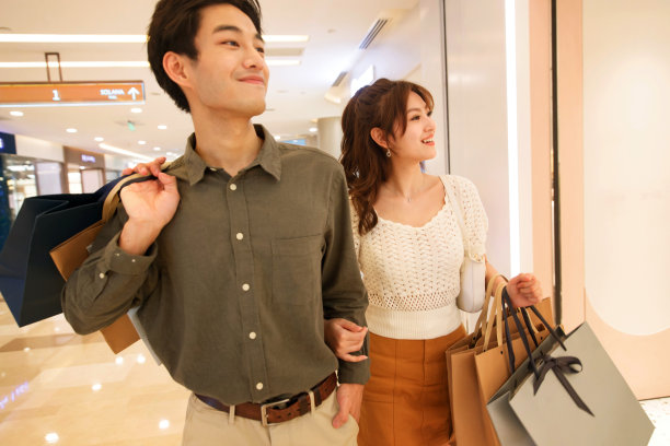 青年情侣在商场里购物图片下载
