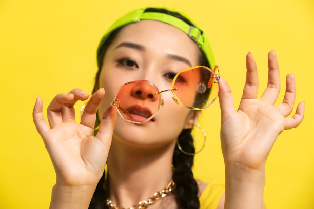 拿着墨镜的个性年轻女孩图片下载