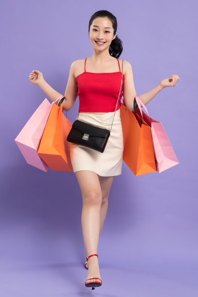 快乐的青年女人购物图片下载