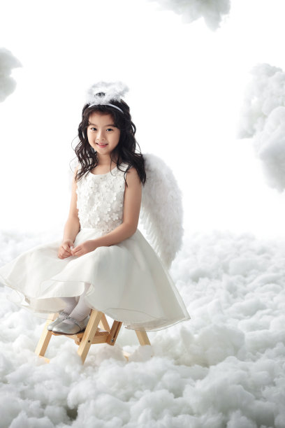 坐着玩耍的快乐小天使图片下载