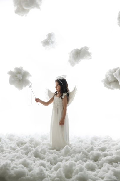 天使装扮的快乐小女孩图片下载