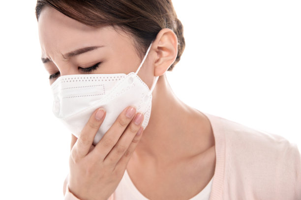 生病的青年女人戴口罩素材图片