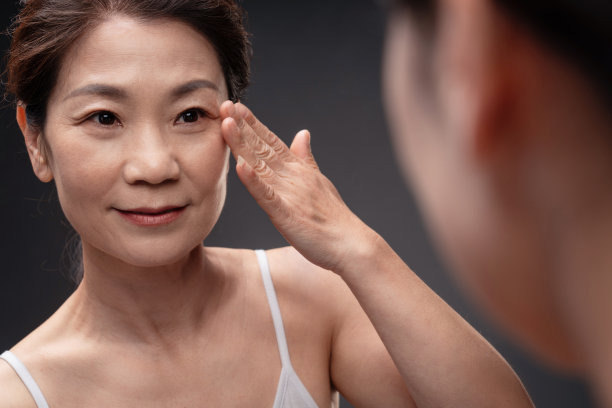 照镜子的中年女人图片下载