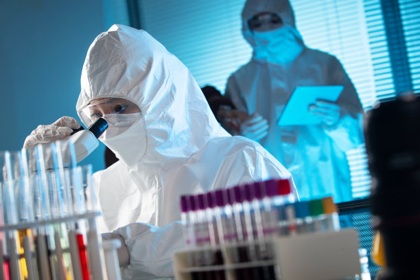 医学专家做科学试验图片下载