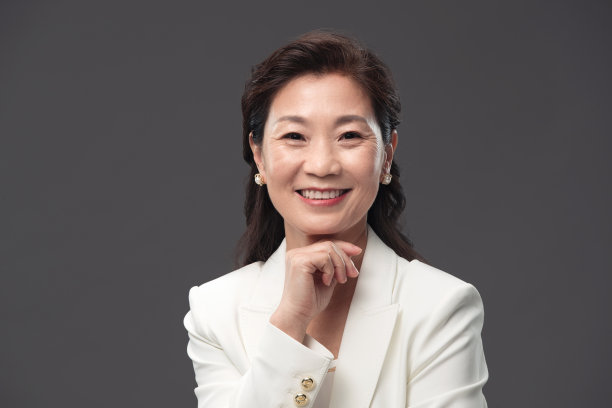 手触碰脖子的成熟商务女士图片下载