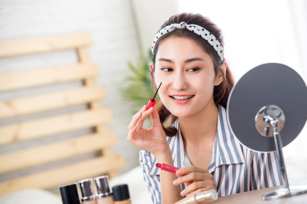 在家化妆的青年女人图片下载