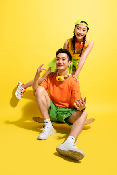 青年伴侣一起玩滑板图片下载