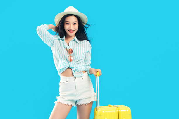拿着行李箱的年轻女孩图片下载