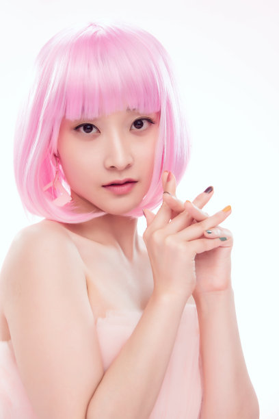 带着粉色假发的年轻女孩图片下载