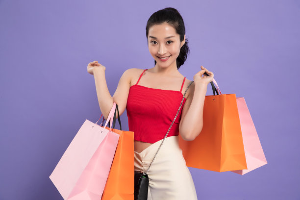 快乐的青年女人购物图片下载