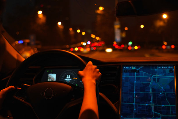 汽车驾驶时屏幕上显示的实时路况图片下载