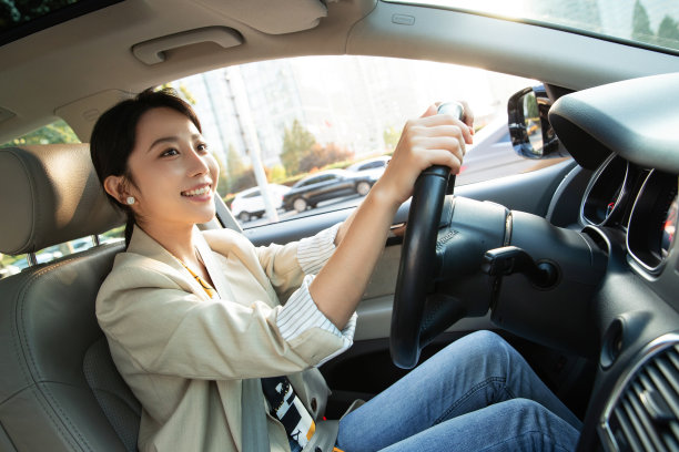 快乐的青年女人开车图片下载