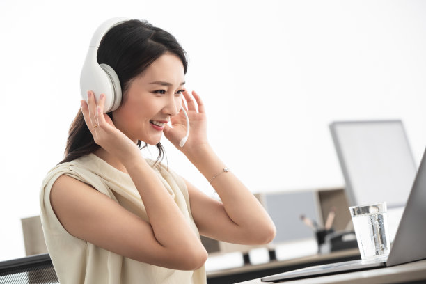 客服人员接听电话图片下载