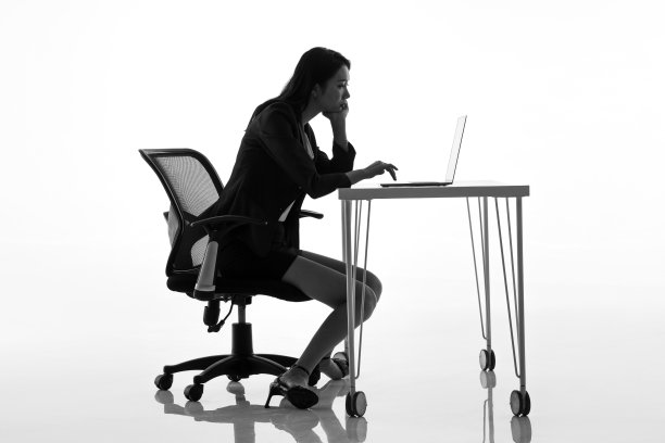 坐在办公桌前的商务女士图片下载