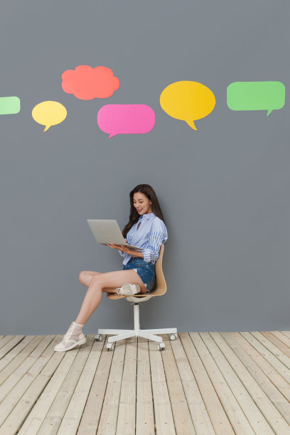 使用笔记本电脑的青年女士图片下载