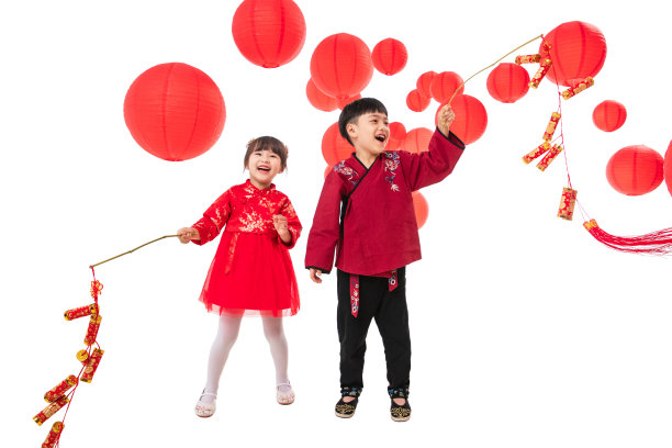 新年放鞭炮的欢乐男孩女孩图片下载