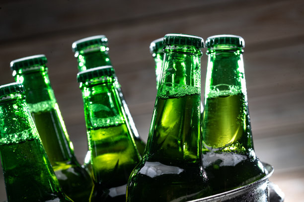 桶里的瓶装啤酒特写图片下载