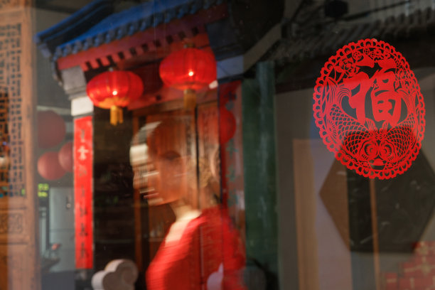 窗前的年轻女人图片下载