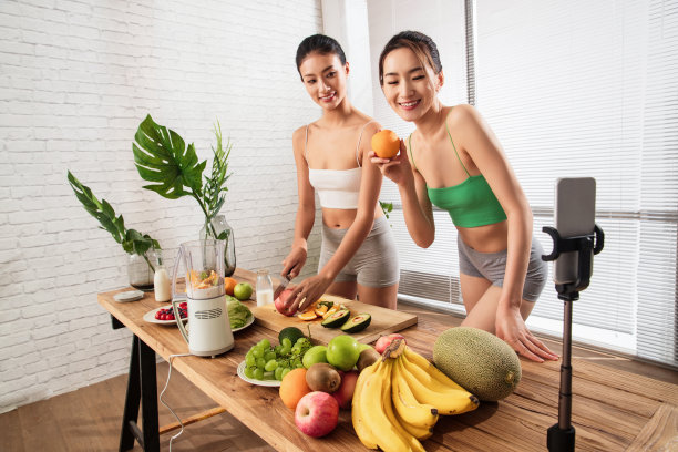 年轻闺蜜在线直播切水果图片下载