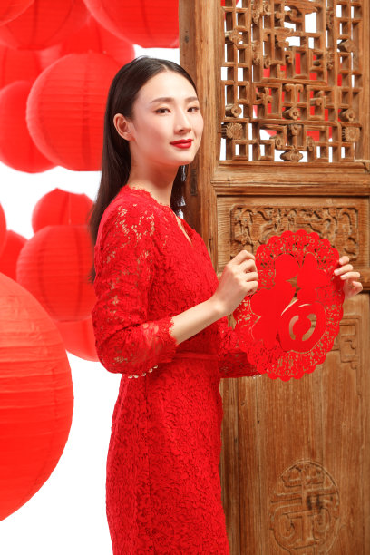 漂亮女人过年贴福字图片下载