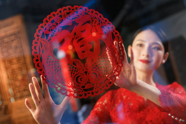 年轻女人过年贴窗花图片下载