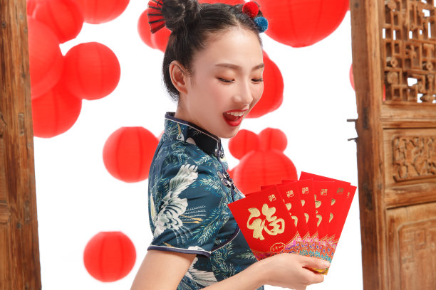 新年拿着红包的快乐女人图片下载