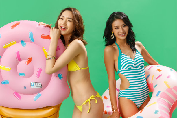 漂亮的比基尼闺蜜和浮排游泳圈图片下载