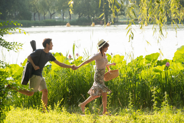 手牵手郊游的幸福情侣图片下载