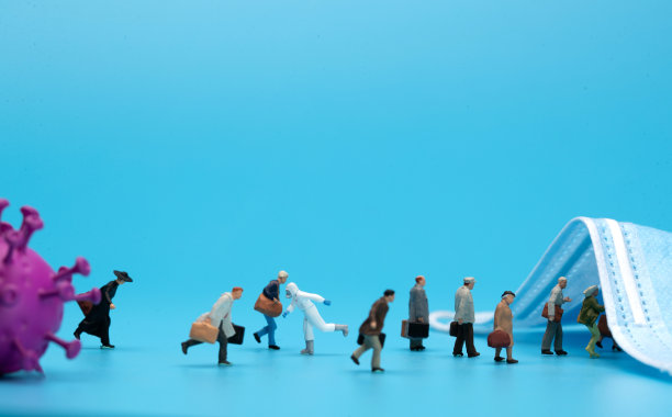 医务工作者和人群逆行图片下载