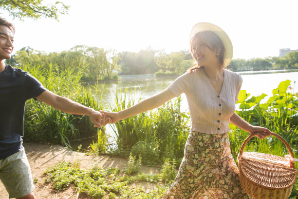 手牵手郊游的幸福情侣图片下载