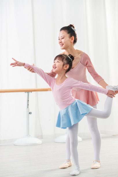 年轻舞蹈老师教小女孩跳舞图片下载