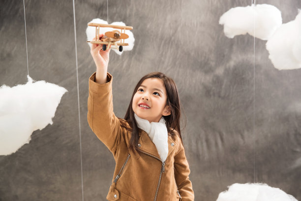 快乐女孩拿着飞机模型图片下载