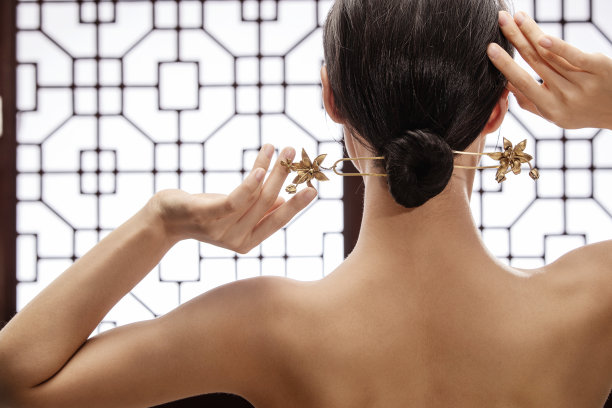 梳着中式发髻的东方女人图片下载