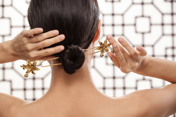 梳着中式发髻的东方女人图片下载