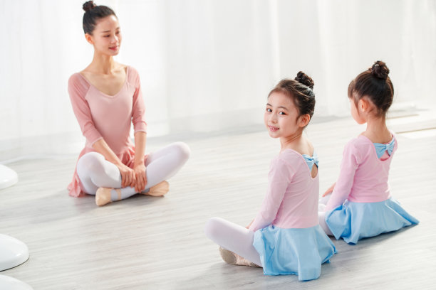 年轻舞蹈老师教小女孩们跳舞图片下载